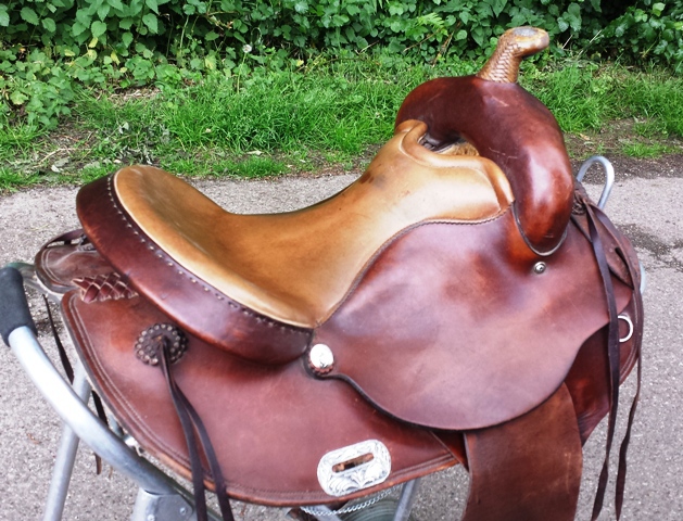 Westernsattel Für Breite Pferde Mit Kurzem Rücken www.horseandgarden.info